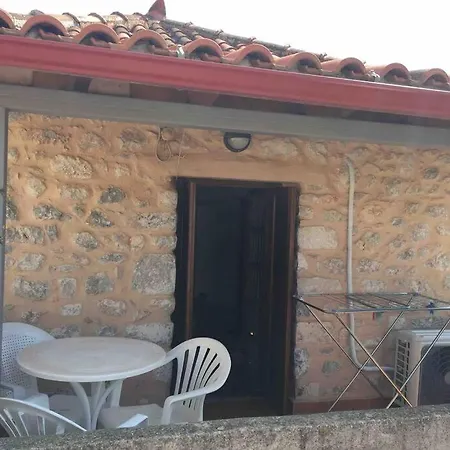 Stone, Everything.. Διαμέρισμα *
